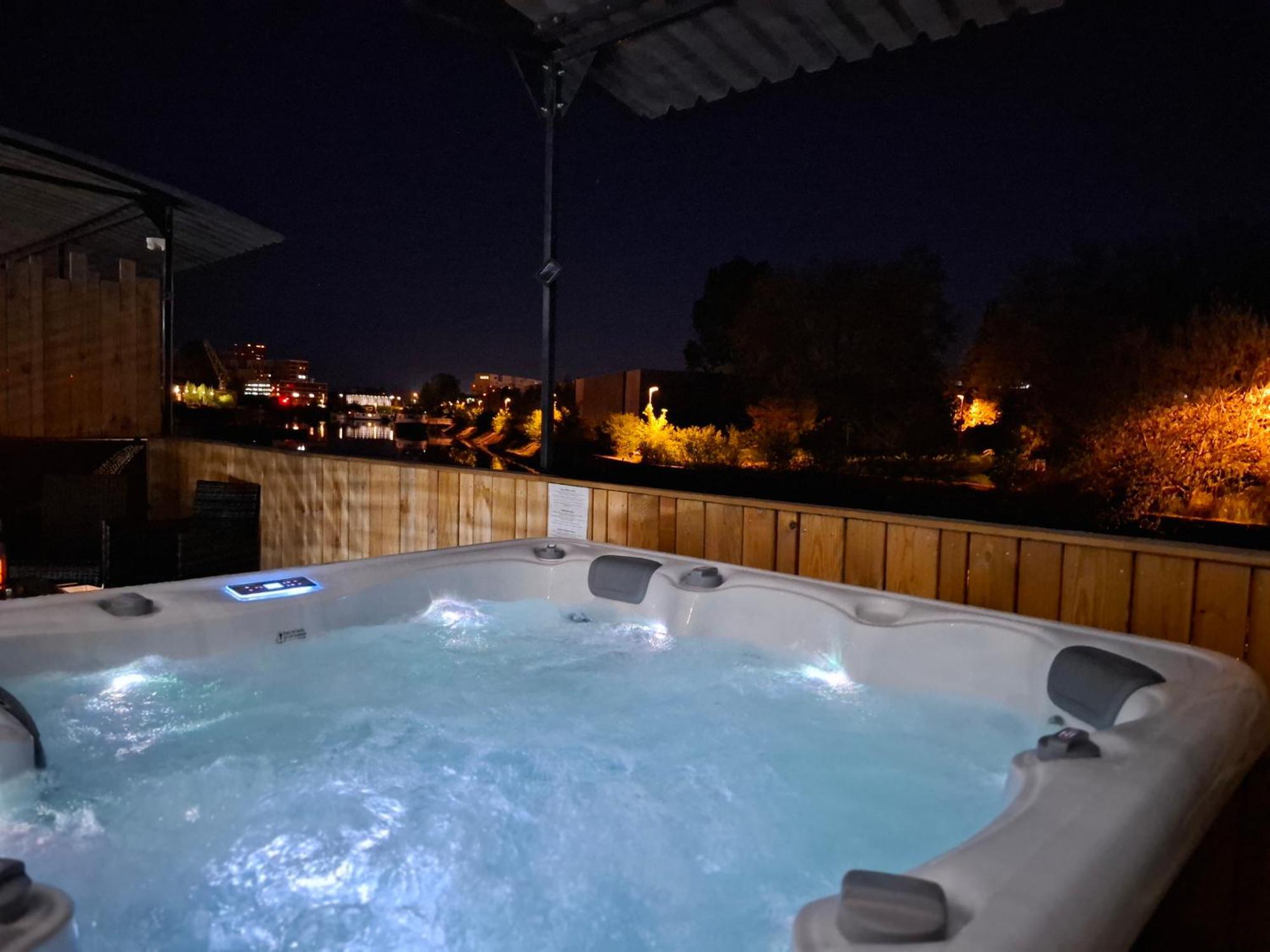 Apartamento La Peniche De Fabrice Avec Jacuzzi Privatif Estrasburgo Exterior foto