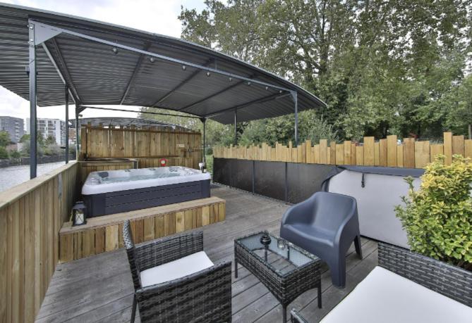 Apartamento La Peniche De Fabrice Avec Jacuzzi Privatif Estrasburgo Exterior foto